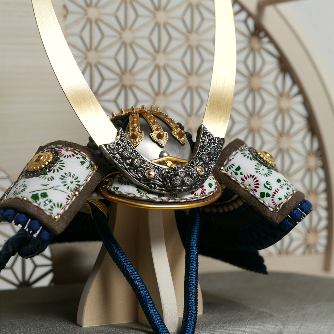 雄山作 暁兜1/5サイズ黒小札紺糸威 アクリル円型ベージュケース飾り