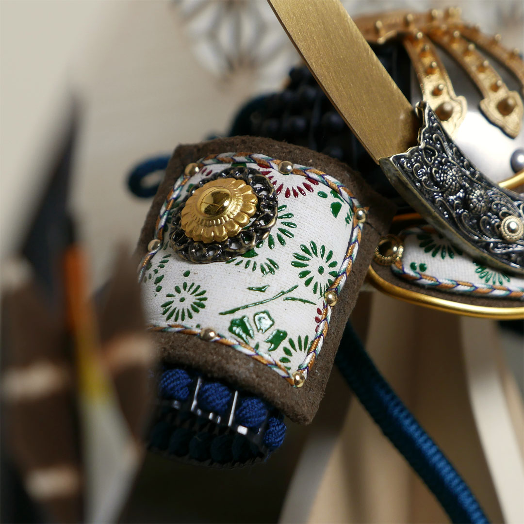 雄山作 暁兜1/5サイズ黒小札紺糸威 アクリル円型ベージュケース飾り