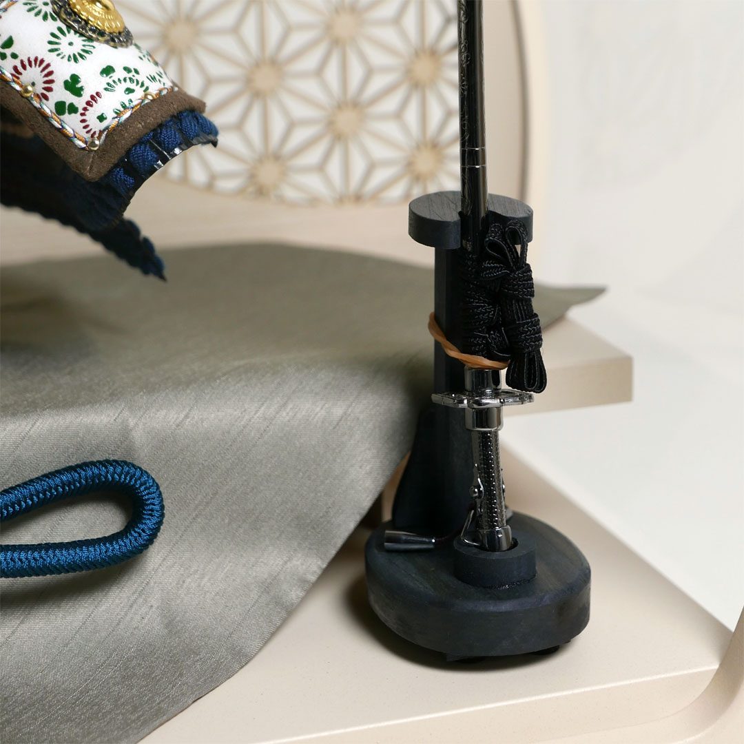 雄山作 暁兜1/5サイズ黒小札紺糸威 アクリル円型ベージュケース飾り