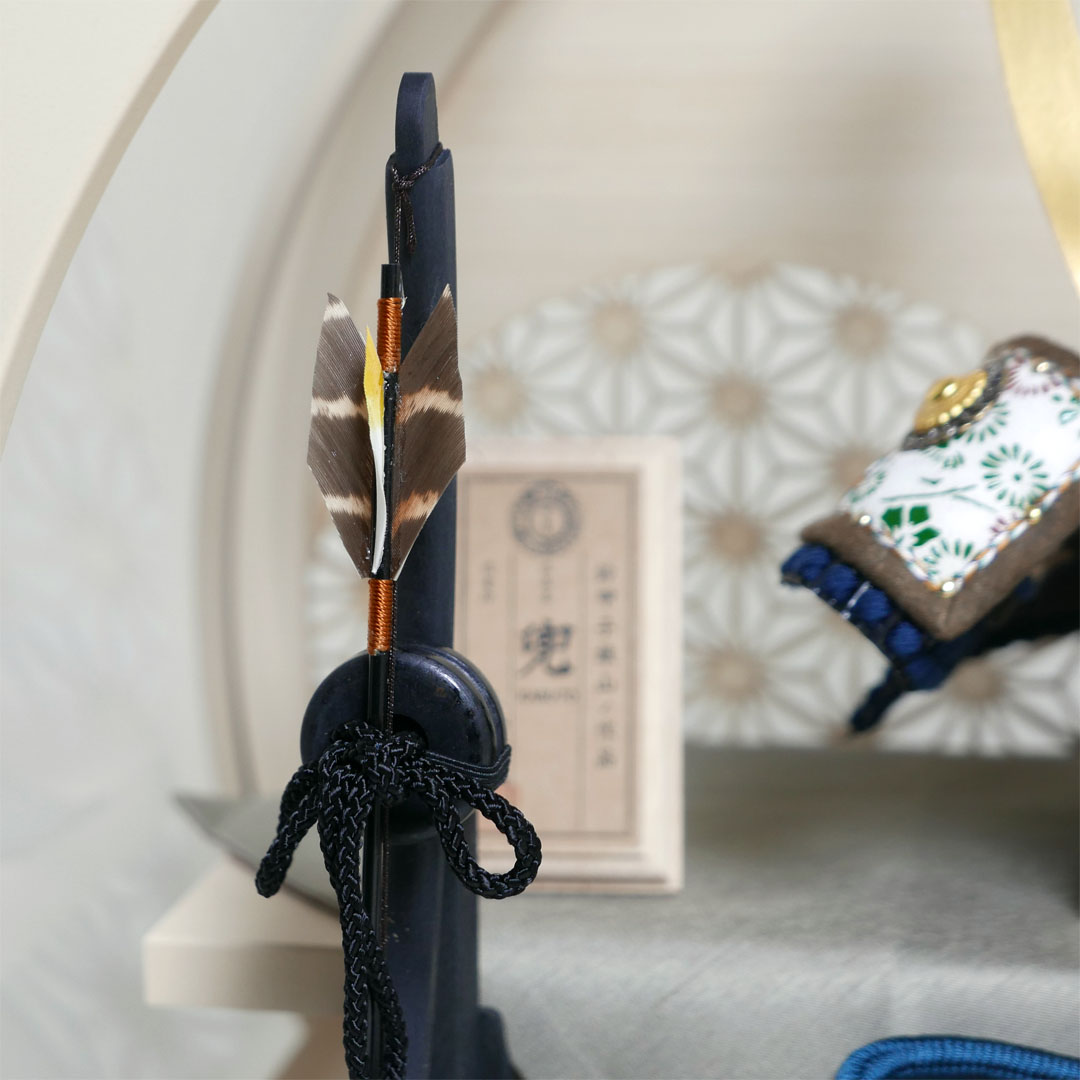 雄山作 暁兜1/5サイズ黒小札紺糸威 アクリル円型ベージュケース飾り