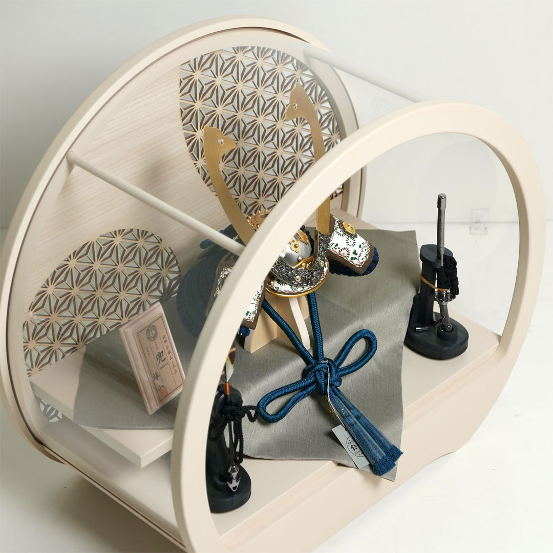 雄山作 暁兜1/5サイズ黒小札紺糸威 アクリル円型ベージュケース飾り