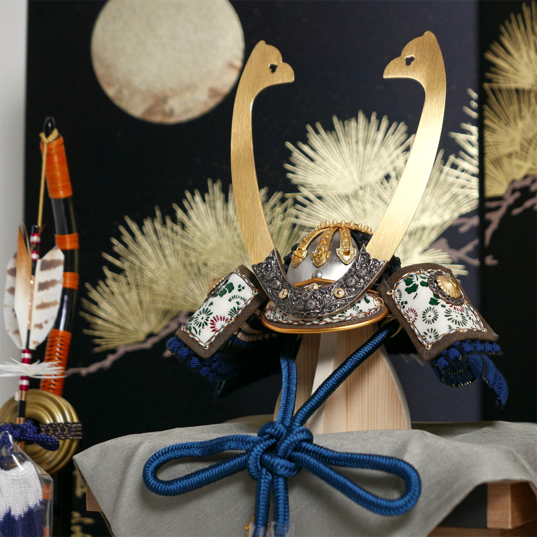 雄山作 暁紺糸威兜1/5サイズ月に松屏風飾り