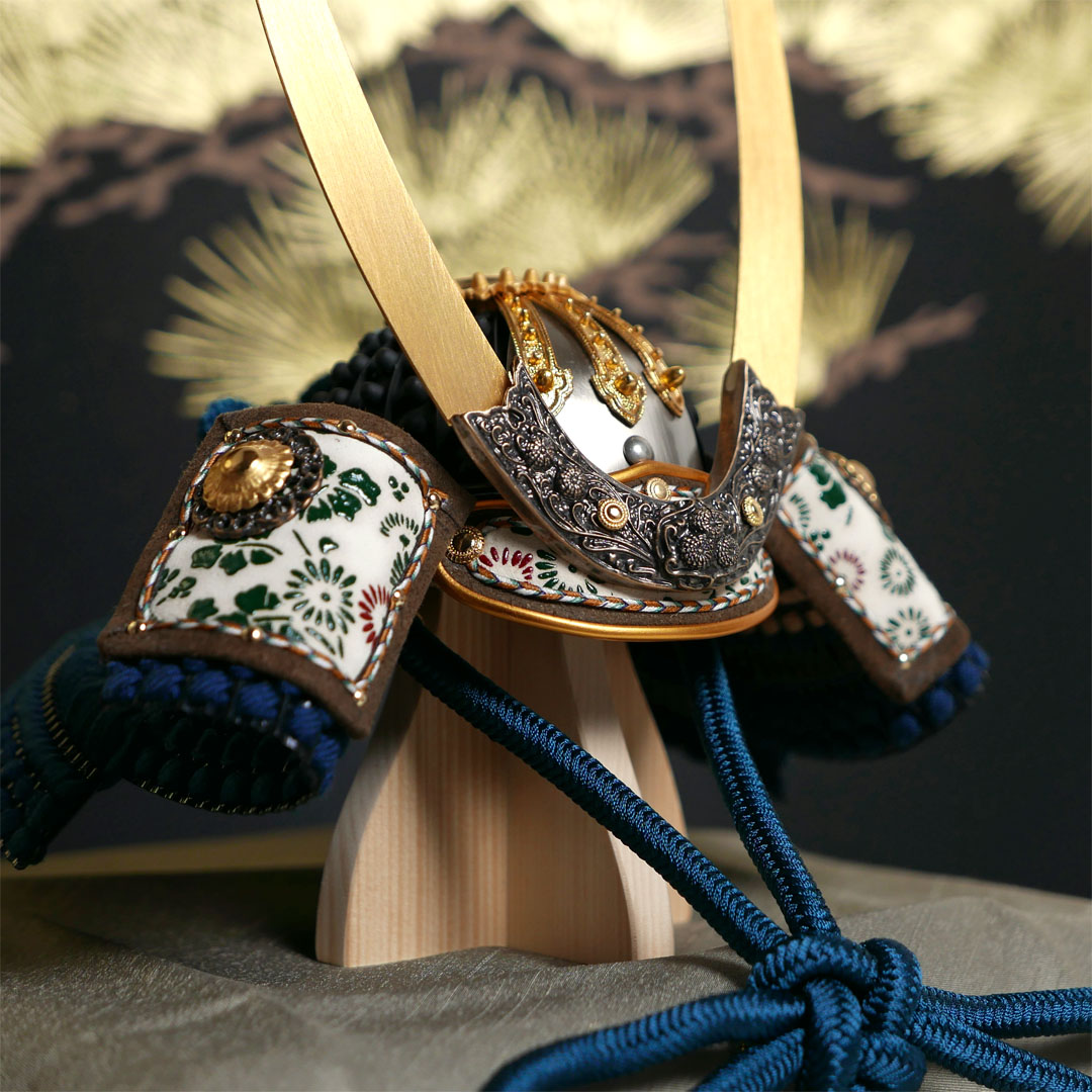 雄山作 暁紺糸威兜1/5サイズ月に松屏風飾り