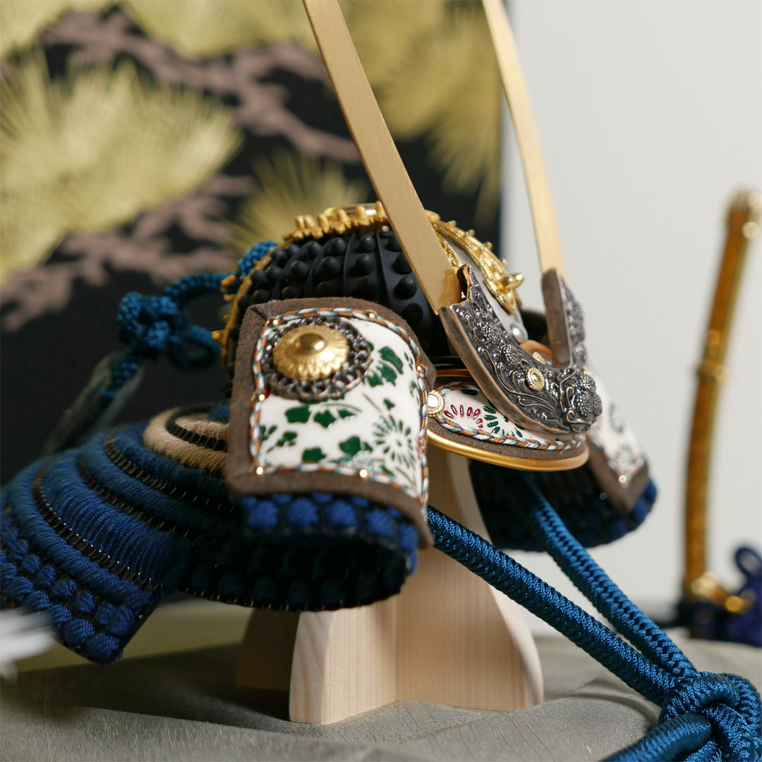雄山作 暁紺糸威兜1/5サイズ月に松屏風飾り