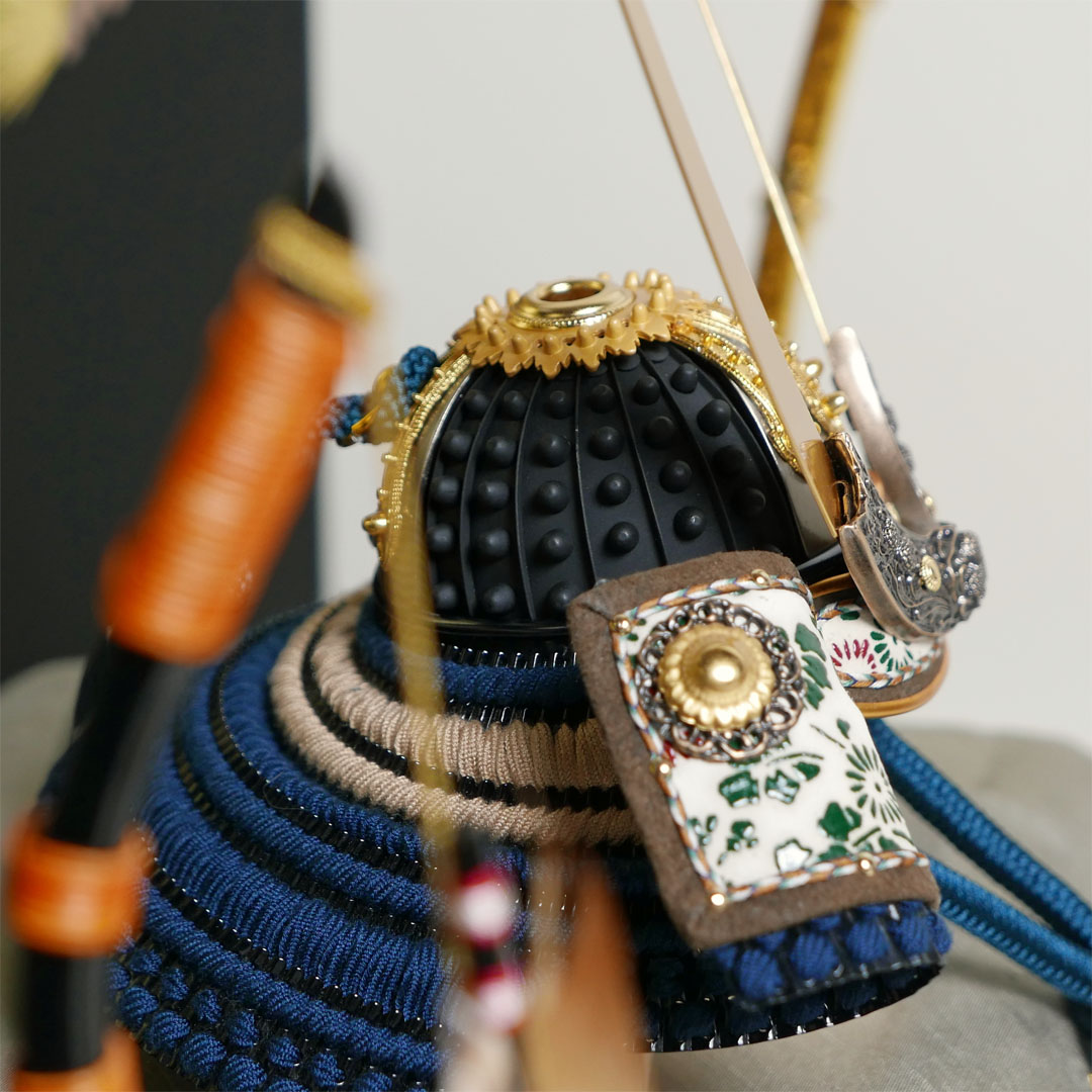 雄山作 暁紺糸威兜1/5サイズ月に松屏風飾り