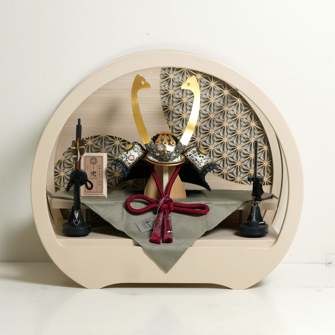 雄山作 暁兜1/5サイズ黒小札鉄に紅梅威 アクリル円型ベージュケース飾り