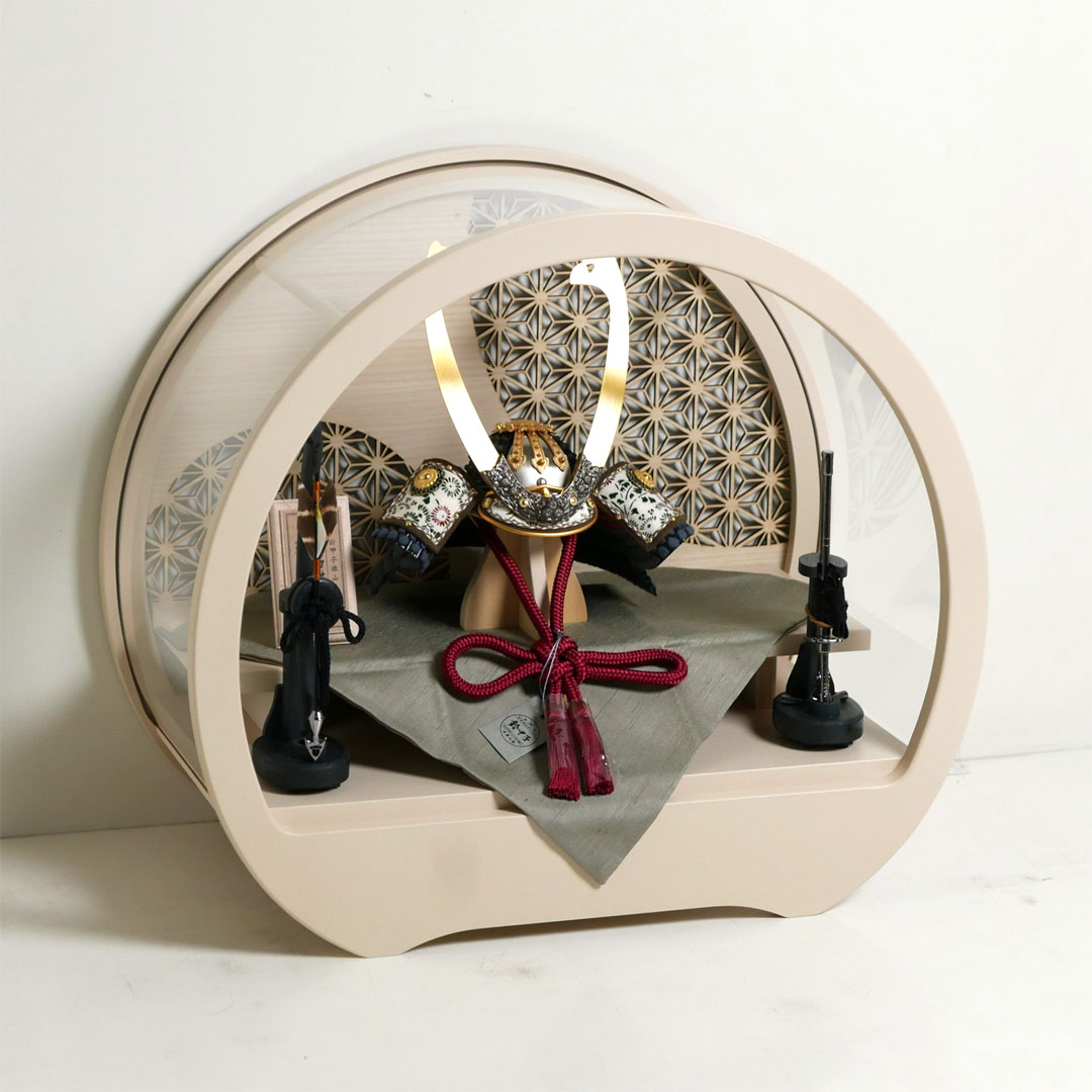 雄山作 暁兜1/5サイズ黒小札鉄に紅梅威 アクリル円型ベージュケース飾り