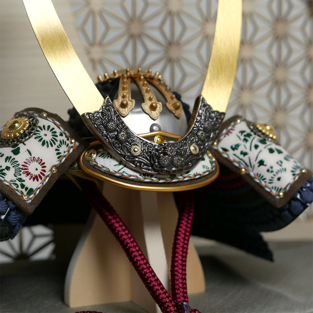 雄山作 暁兜1/5サイズ黒小札鉄に紅梅威 アクリル円型ベージュケース飾り