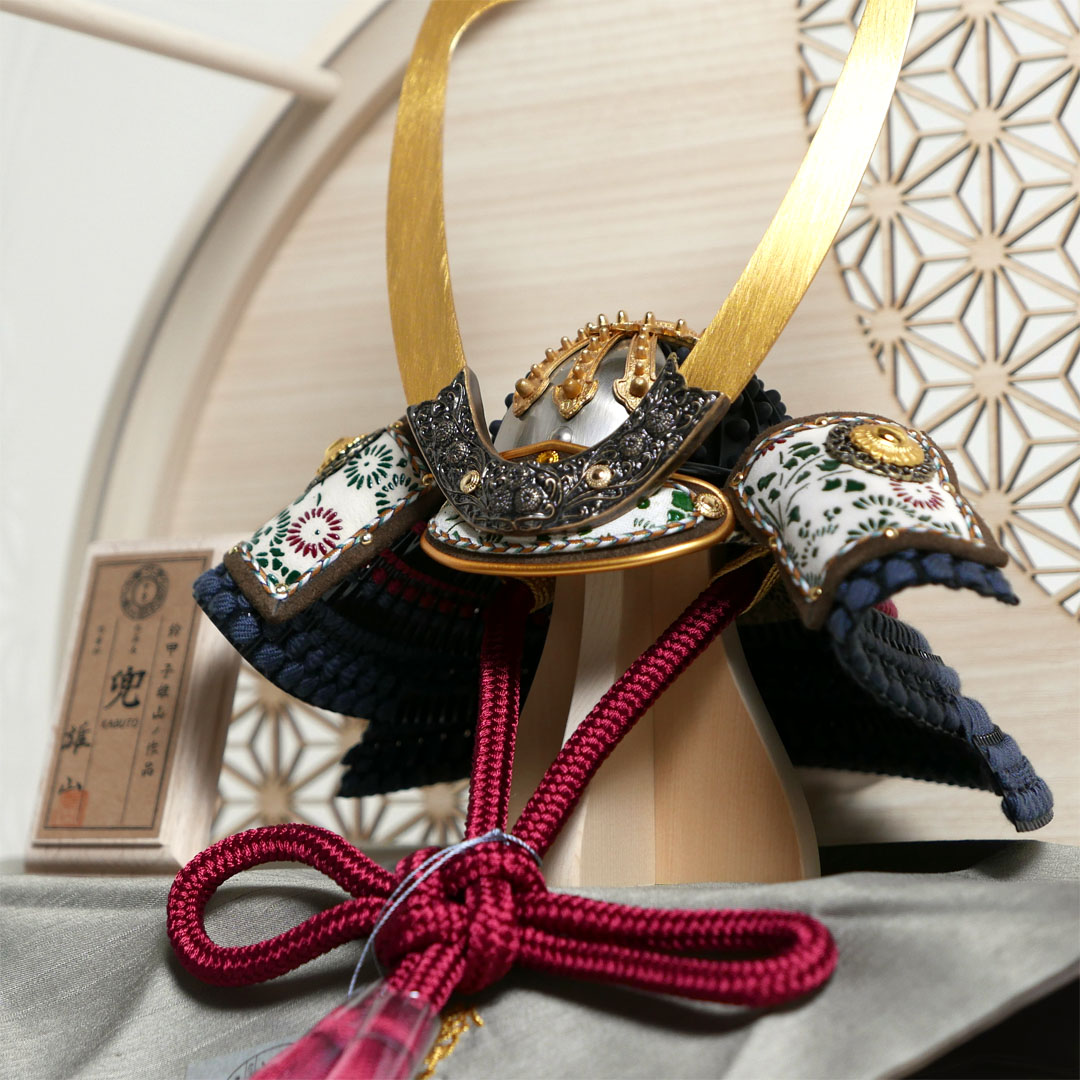 雄山作 暁兜1/5サイズ黒小札鉄に紅梅威 アクリル円型ベージュケース飾り