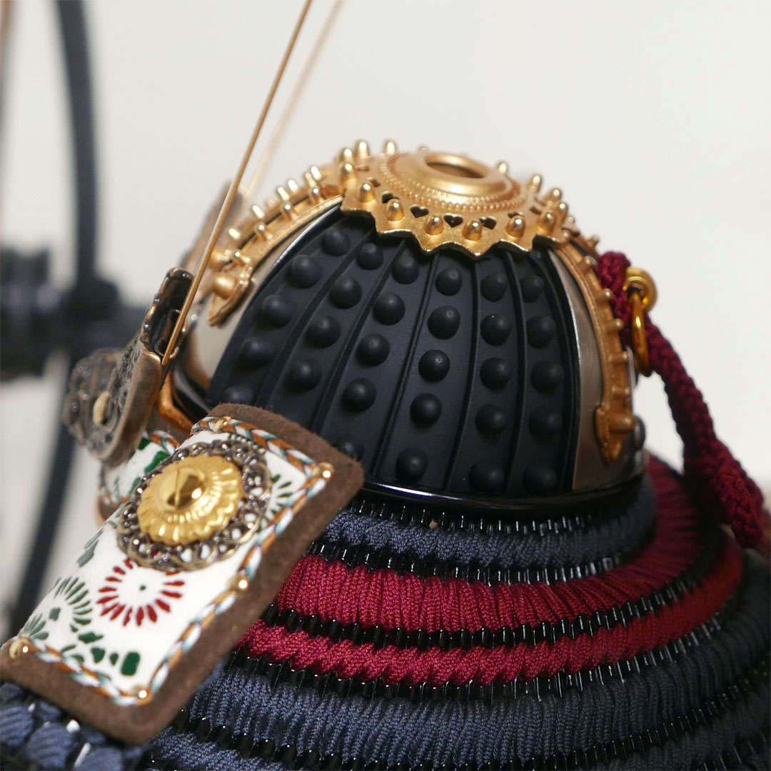 雄山作 暁兜1/5サイズ黒小札鉄に紅梅威 アクリル円型ベージュケース飾り