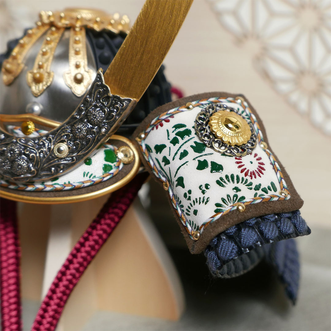 雄山作 暁兜1/5サイズ黒小札鉄に紅梅威 アクリル円型ベージュケース飾り