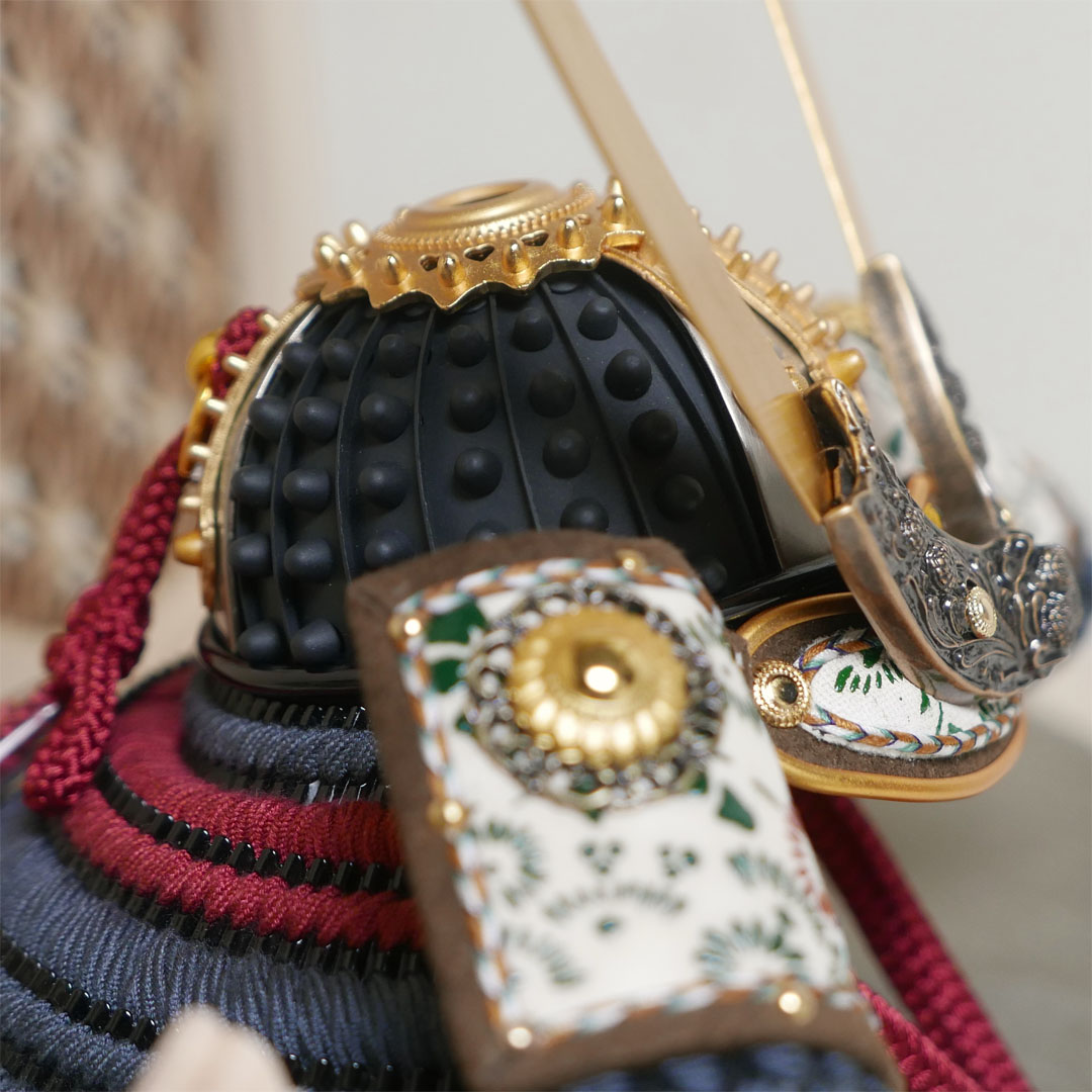 雄山作 暁兜1/5サイズ黒小札鉄に紅梅威 アクリル円型ベージュケース飾り