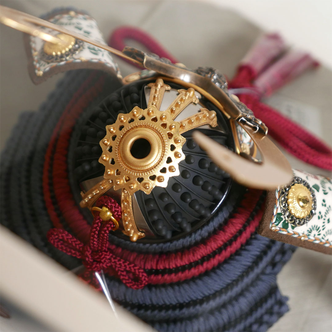 雄山作 暁兜1/5サイズ黒小札鉄に紅梅威 アクリル円型ベージュケース飾り