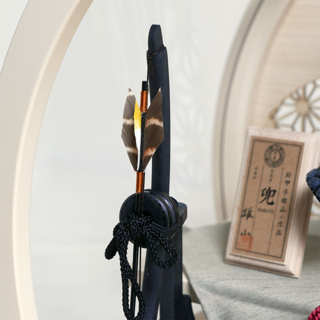 雄山作 暁兜1/5サイズ黒小札鉄に紅梅威 アクリル円型ベージュケース飾り