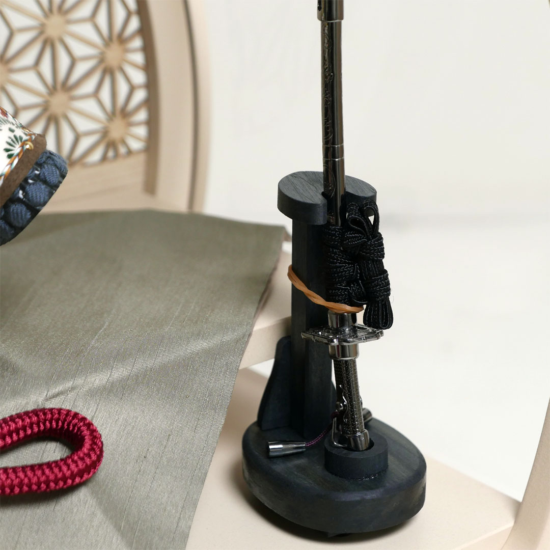 雄山作 暁兜1/5サイズ黒小札鉄に紅梅威 アクリル円型ベージュケース飾り