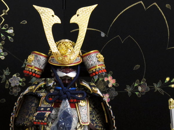 紺糸段威しの男の子らしいコンパクト大鎧を桜の黒屏風で飾る五月人形