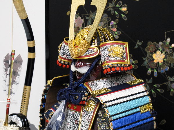 紺糸段威しの男の子らしいコンパクト大鎧を桜の黒屏風で飾る五月人形