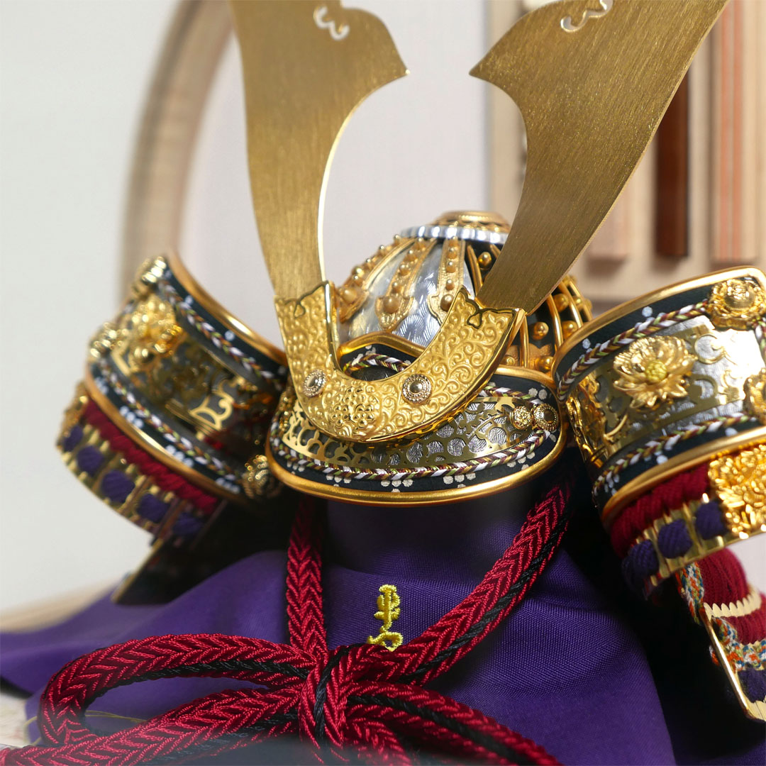 平安道斎作 北斗8号純金箔押小札兜アクリル円型ケース飾り