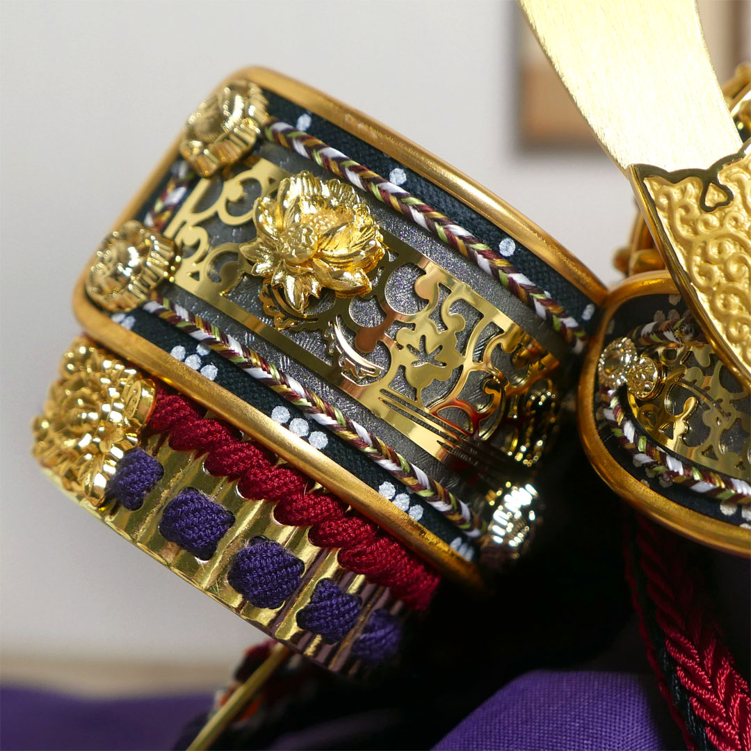 平安道斎作 北斗8号純金箔押小札兜アクリル円型ケース飾り