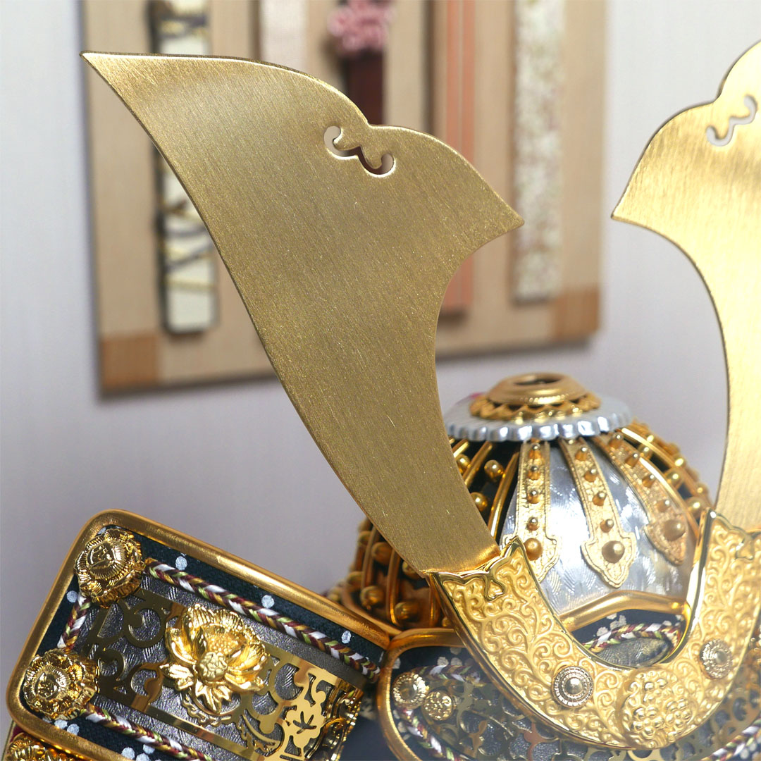 平安道斎作 北斗8号純金箔押小札兜アクリル円型ケース飾り