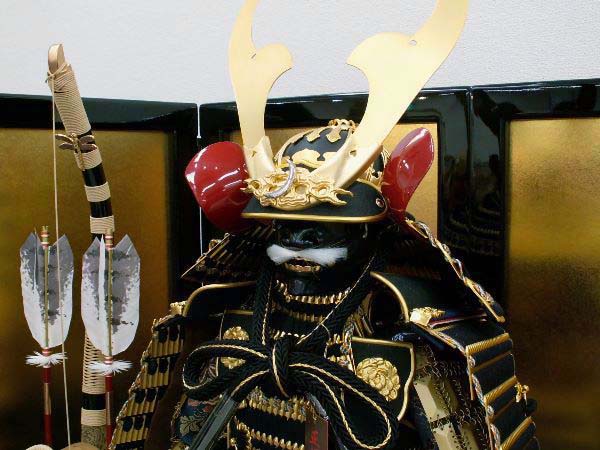 室町時代の重武装化した大鎧を再現した五月人形。クワガタムシを髣髴とさせるかっこいい前立てが特徴です
