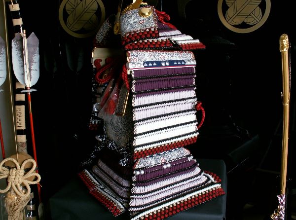 三代目鈴甲子雄山渾身の一領。一閑張源太産衣紫匂威2/5サイズ大鎧