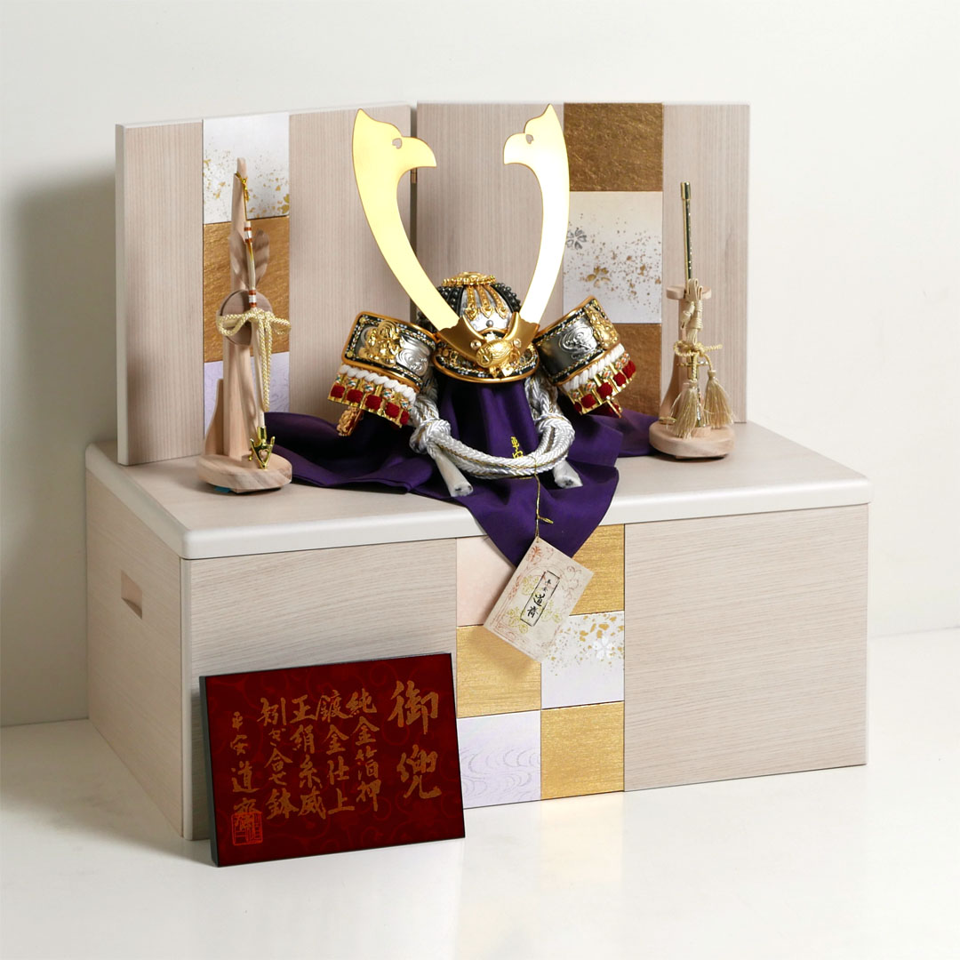 平安道斎作 七福神の兜10号白糸沢潟威白木目屏風収納飾り