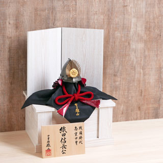 織田信長の鎧兜飾りが安い 五月人形～広島市の人形問屋十二段屋