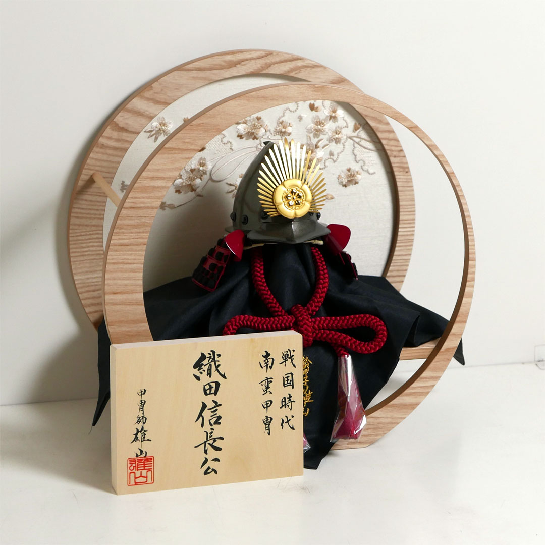 雄山作 織田信長南蛮兜10号桜刺繍月型飾り