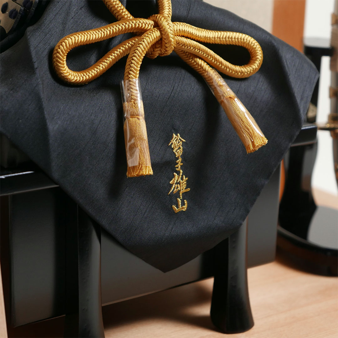 雄山作 豊臣秀吉公馬藺後立兜10号金彩枝桜木目屏風飾り