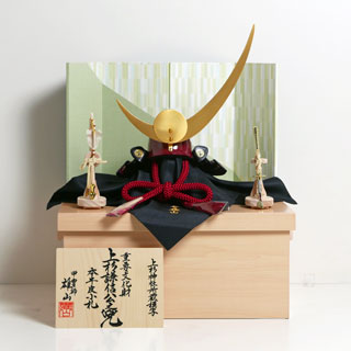 雄山作 上杉謙信公牛皮黒小札兜10号縞格子包み貼り屏風ナチュラルウッド収納飾り
