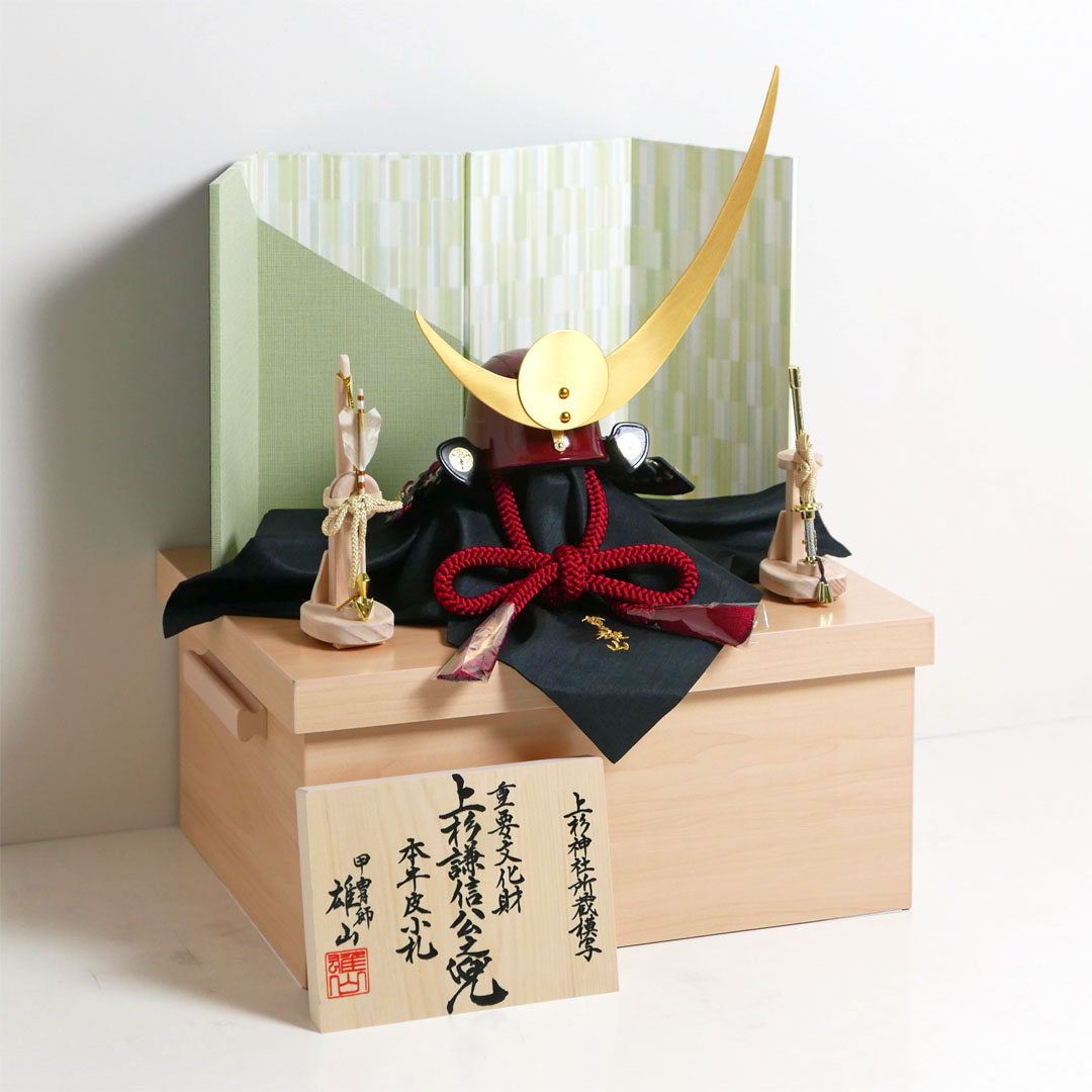 雄山作 上杉謙信公牛皮黒小札兜10号縞格子包み貼り屏風ナチュラルウッド収納飾り