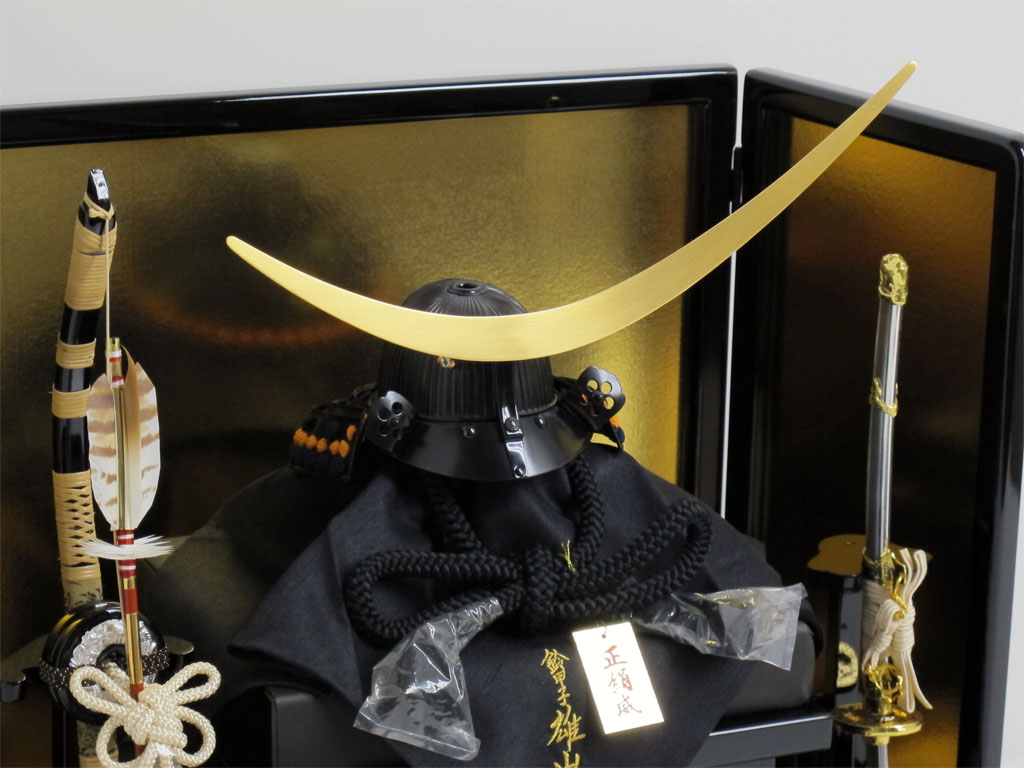 伊達政宗公の弦月形前立六十二間筋鉢兜を再現した飾りサイズ54cmとコンパクトな五月人形