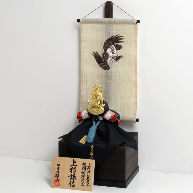 上杉謙信公飯綱権現前立兜鷹タペストリー焼桐箱収納飾りの五月人形