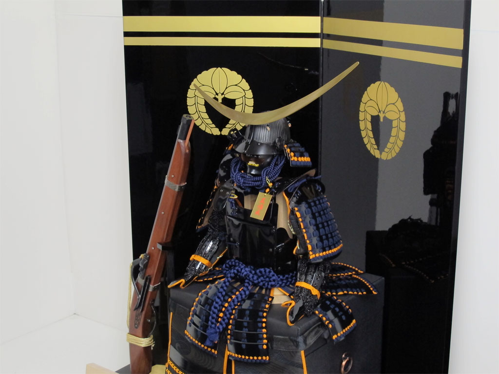 伊達政宗弦月形前立て雪ノ下五枚胴具足家紋屏風火縄銃飾り