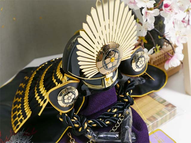 織田信長公桃形兜11号山鳩色地に金桜屏風しだれ桜兜飾り