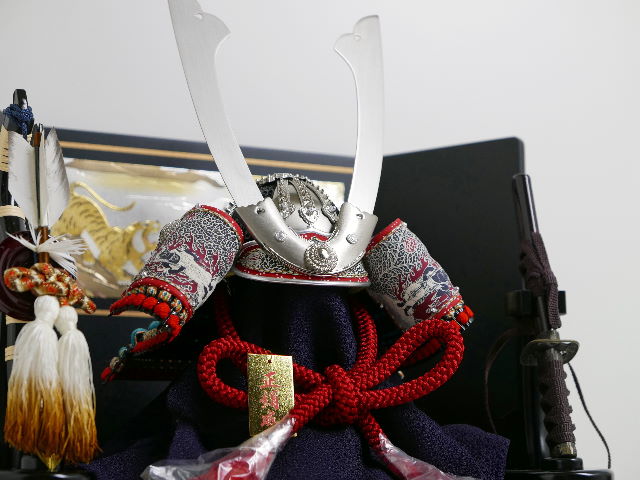 国宝模写浅葱威之兜12号彫金龍虎三曲屏風黒塗り収納飾り