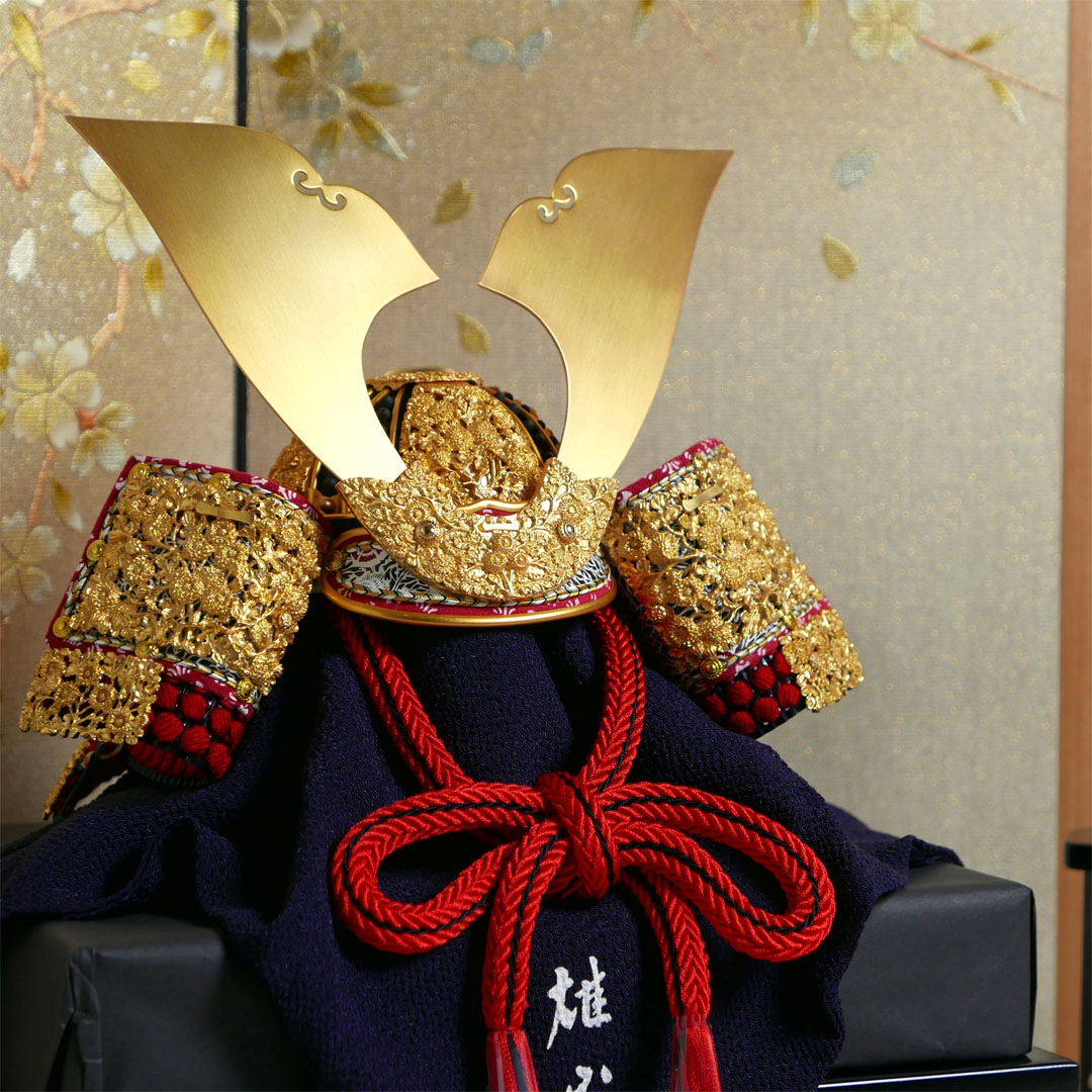 雄山作 12号菊一文字之兜金彩枝桜木目屏風飾り 国宝模写