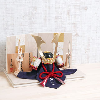 小桜韋黄辺威之兜1/4サイズナチュラル木目屏風白木弓太刀飾り 雄山作 国宝模写