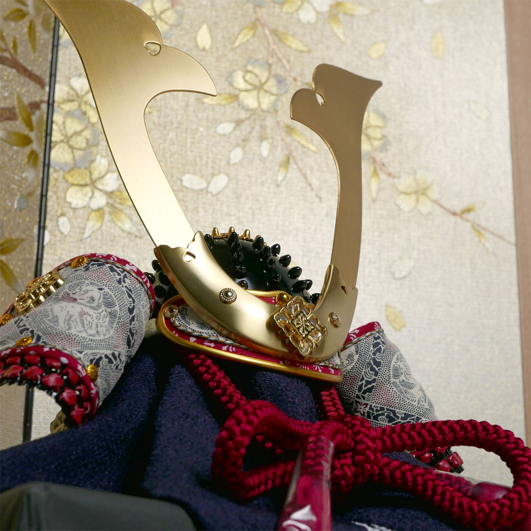 雄山作 小桜韋黄辺威之兜1/4サイズ金彩枝桜木目屏風飾り 国宝模写