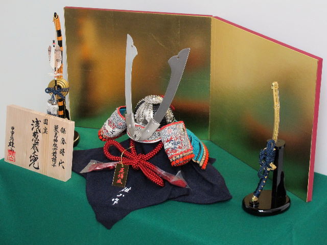 厳島神社所蔵模写浅葱威之兜金屏風毛氈収納飾りの五月人形