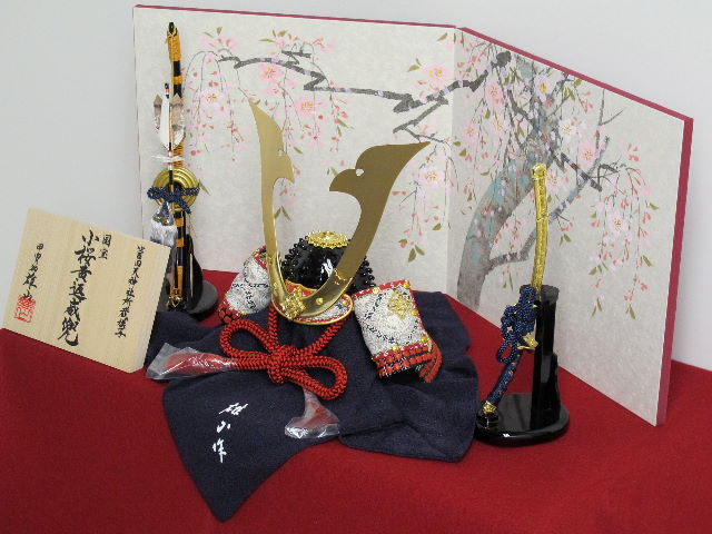 小桜韋黄辺威之兜手描き桜屏風毛氈収納飾りの五月人形