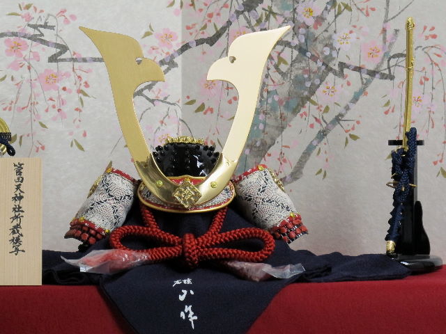 小桜韋黄辺威之兜手描き桜屏風毛氈収納飾りの五月人形