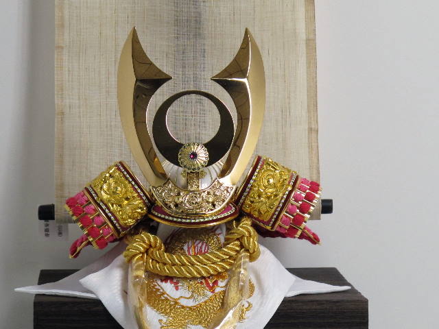 金小札赤糸裾濃威し日輪前立て阿古陀形12号兜鷹タペストリー焼桐箱収納飾りの五月人形