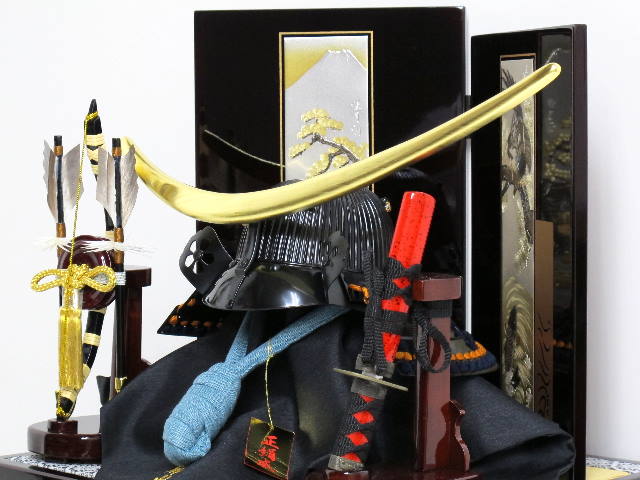 伊達政宗公弦月形前立て1/2サイズ兜段違い松鷹花梨塗収納飾り