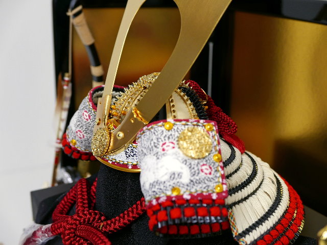 日御碕神社所蔵国宝模写白糸威しの兜15号金屏風飾り