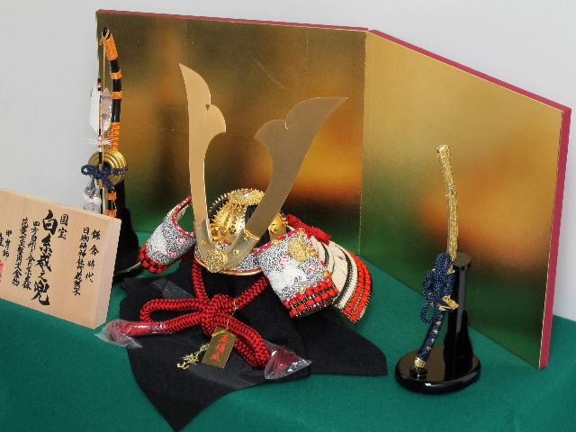 日御碕神社所蔵模写白糸威之兜金屏風毛氈収納飾りの五月人形