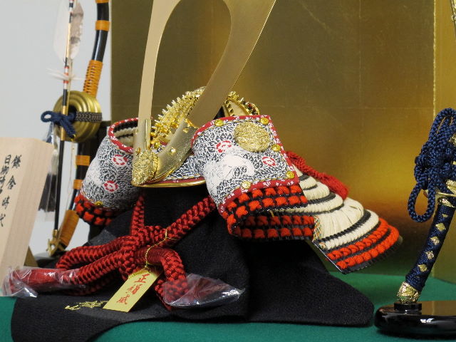 日御碕神社所蔵模写白糸威之兜金屏風毛氈収納飾りの五月人形