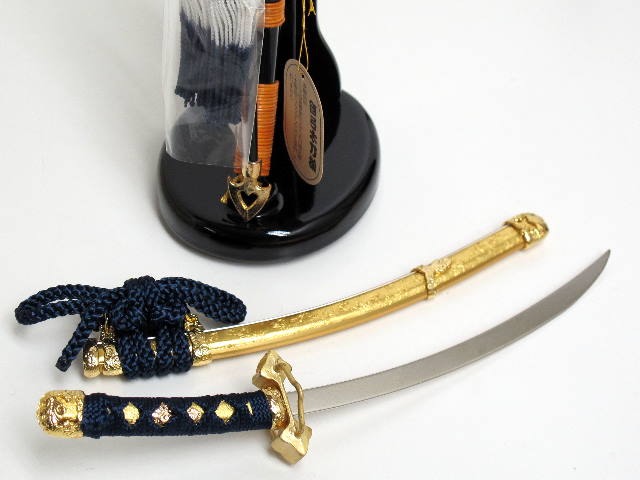 MDF製黒塗り台、黒塗り弓、籐製弦巻仕様の弓と儀式用24金メッキの太刀
