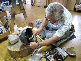 兜を製作する3代目鈴甲子雄山